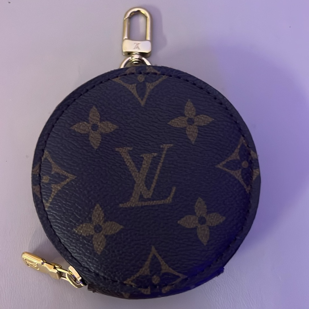 Louis Vuitton circle wallet